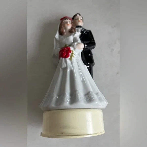 Vintage Bride and Groom Wedding Cake Topper - Picture 7 of 10